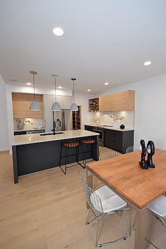Todd Lewys / Winnipeg Free Press
The modern yet warm island kitchen opens beautifully onto the adjacent dining area in Artista Homes&#x2019; show home at 223 Butterfly Way in Sage Creek.