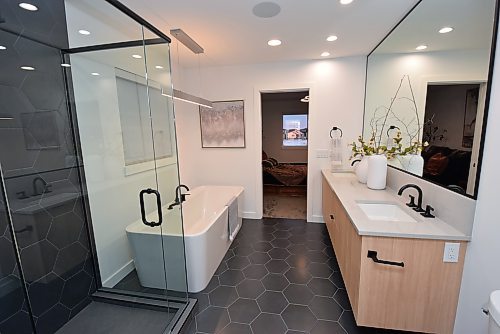 Todd Lewys / Winnipeg Free Press
Spacious and beautifully finished, the stylish ensuite comes with a deep soaker tub, elegant walk-in shower, floating vanity with dual sinks and a hexagonal charcoal tile floor.