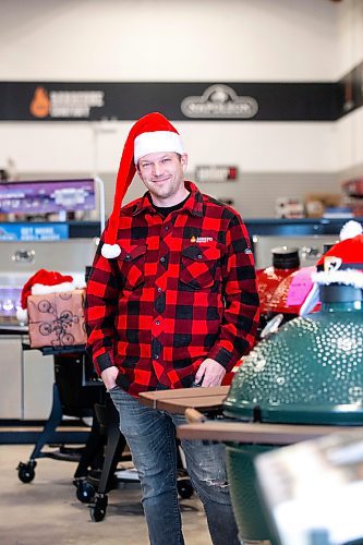 MIKAELA MACKENZIE / WINNIPEG FREE PRESS
	
Evan Fogg, co-owner of Luxe BBQ Company, at the Kenaston store location on Tuesday, Dec. 19, 2023. The unseasonally warm weather has meant more business for the grilling shop. For Malak story.
Winnipeg Free Press 2023