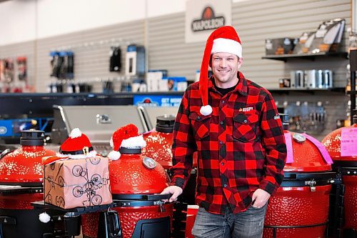 MIKAELA MACKENZIE / WINNIPEG FREE PRESS
	
Evan Fogg, co-owner of Luxe BBQ Company, at the Kenaston store location on Tuesday, Dec. 19, 2023. The unseasonally warm weather has meant more business for the grilling shop. For Malak story.
Winnipeg Free Press 2023