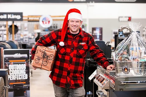 MIKAELA MACKENZIE / WINNIPEG FREE PRESS
	
Evan Fogg, co-owner of Luxe BBQ Company, at the Kenaston store location on Tuesday, Dec. 19, 2023. The unseasonally warm weather has meant more business for the grilling shop. For Malak story.
Winnipeg Free Press 2023