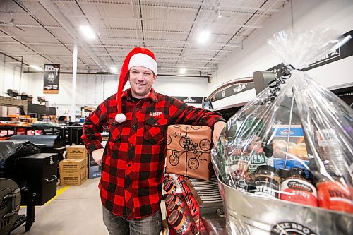 MIKAELA MACKENZIE / WINNIPEG FREE PRESS
	
Evan Fogg, co-owner of Luxe BBQ Company, at the Kenaston store location on Tuesday, Dec. 19, 2023. The unseasonally warm weather has meant more business for the grilling shop. For Malak story.
Winnipeg Free Press 2023