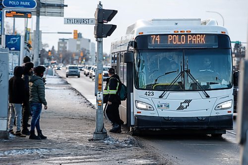 JOHN WOODS / WINNIPEG FREE PRESS
People wait for the bus at the stop on Portage Avenue across from Polo Park in Winnipeg Tuesday, December 19, 2023. 

Reporter: ?