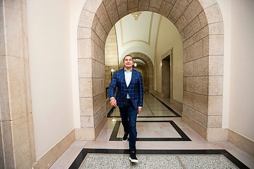 MIKAELA MACKENZIE / WINNIPEG FREE PRESS
	
Wab Kinew walks back to his office at the legislative building on Friday, Dec. 15, 2023. For Maggie story.
Winnipeg Free Press 2023