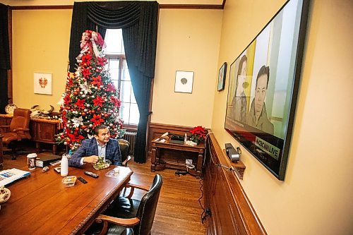 MIKAELA MACKENZIE / WINNIPEG FREE PRESS
	
Wab Kinew eats lunch while watching the news on Friday, Dec. 15, 2023. For Maggie story.
Winnipeg Free Press 2023