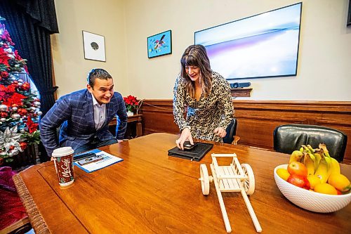 MIKAELA MACKENZIE / WINNIPEG FREE PRESS
	
Wab Kinew has a meeting with Housing Minister Bernadette Smith at his office on Friday, Dec. 15, 2023. For Maggie story.
Winnipeg Free Press 2023