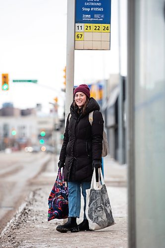 MIKAELA MACKENZIE / WINNIPEG FREE PRESS
	
Eva Wasney takes the bus with bags of groceries in Winnipeg on Wednesday, Dec. 20, 2023. For Eva story.
Winnipeg Free Press 2023