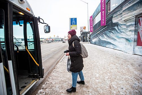 MIKAELA MACKENZIE / WINNIPEG FREE PRESS
	
Eva Wasney takes the bus with bags of groceries in Winnipeg on Wednesday, Dec. 20, 2023. For Eva story.
Winnipeg Free Press 2023