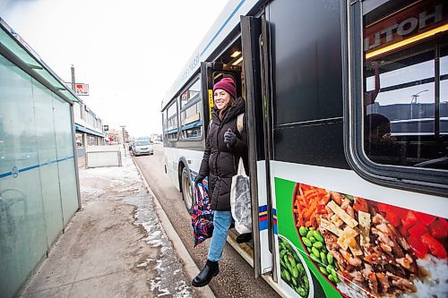 MIKAELA MACKENZIE / WINNIPEG FREE PRESS
	
Eva Wasney takes the bus with bags of groceries in Winnipeg on Wednesday, Dec. 20, 2023. For Eva story.
Winnipeg Free Press 2023