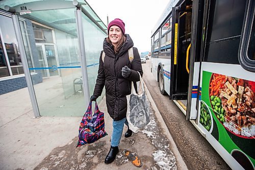 MIKAELA MACKENZIE / WINNIPEG FREE PRESS
	
Eva Wasney takes the bus with bags of groceries in Winnipeg on Wednesday, Dec. 20, 2023. For Eva story.
Winnipeg Free Press 2023