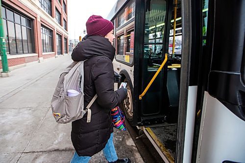 MIKAELA MACKENZIE / WINNIPEG FREE PRESS
	
Eva Wasney takes the bus with bags of groceries in Winnipeg on Wednesday, Dec. 20, 2023. For Eva story.
Winnipeg Free Press 2023