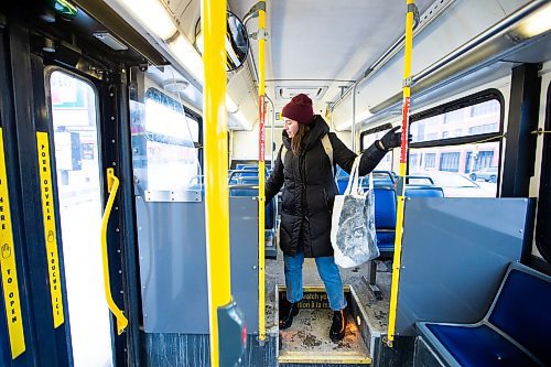 MIKAELA MACKENZIE / WINNIPEG FREE PRESS
	
Eva Wasney takes the bus with bags of groceries in Winnipeg on Wednesday, Dec. 20, 2023. For Eva story.
Winnipeg Free Press 2023