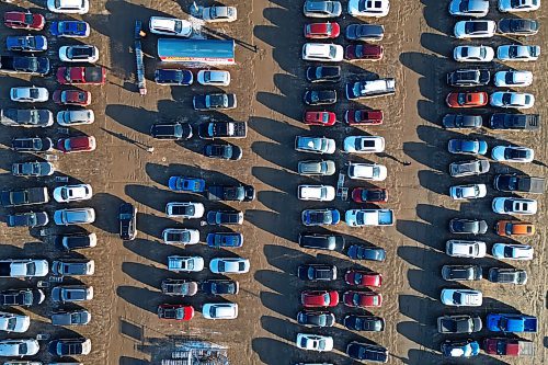 21122023
Vehicles and shoppers coming and going pack the parking lot at the Corral Centre in Brandon on Thursday in the final shopping days before Christmas.
(Tim Smith/The Brandon Sun)