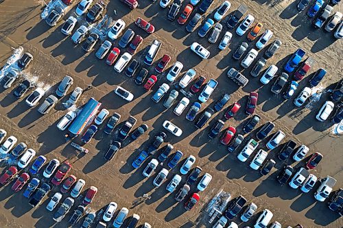 21122023
Vehicles and shoppers coming and going pack the parking lot at the Corral Centre in Brandon on Thursday in the final shopping days before Christmas.
(Tim Smith/The Brandon Sun)