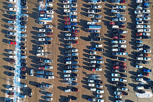 21122023
Vehicles and shoppers coming and going pack the parking lot at the Corral Centre in Brandon on Thursday in the final shopping days before Christmas.
(Tim Smith/The Brandon Sun)