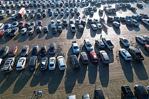 21122023
Vehicles and shoppers coming and going pack the parking lot at the Corral Centre in Brandon on Thursday in the final shopping days before Christmas.
(Tim Smith/The Brandon Sun)