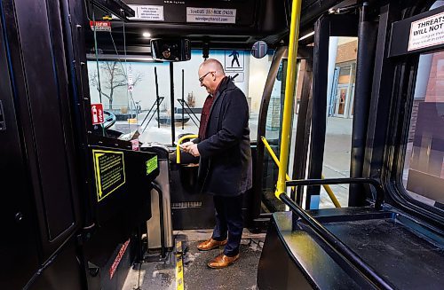 MIKE DEAL / WINNIPEG FREE PRESS
Mayor Scott Gillingham get on a #11 transit bus for the morning commute to City Hall Friday.
See Joyanne Pursaga story
231201 - Friday, December 01, 2023.