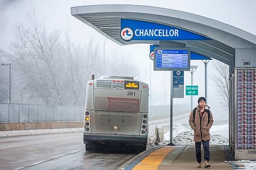 MIKAELA MACKENZIE / WINNIPEG FREE PRESS
	
A Winnipeg Transit bus headed to the U of M on the Blue Line on Friday, Dec. 22, 2023. For transit story.
Winnipeg Free Press 2023