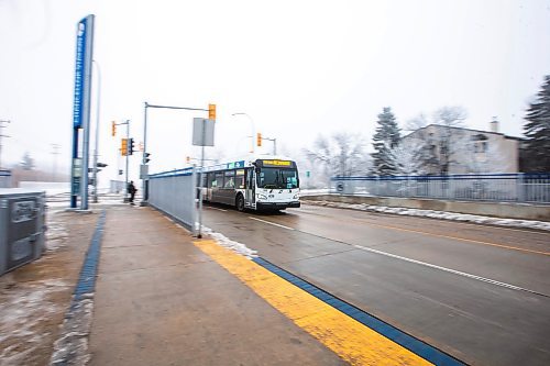 MIKAELA MACKENZIE / WINNIPEG FREE PRESS
	
A Winnipeg Transit bus headed to the U of M on the Blue Line on Friday, Dec. 22, 2023. For transit story.
Winnipeg Free Press 2023