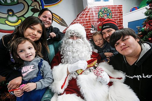 JOHN WOODS / WINNIPEG FREE PRESS
Breanne Durocher and Willis Ducharme with their children, from left, Aubrey, Addisyn, Niko and Khaedon visit with Santa at The Sons and Daughters of Italy annual Christmas Eve feast at Rossbrook House in Winnipeg Sunday, December  24, 2023. 

Reporter: malak
