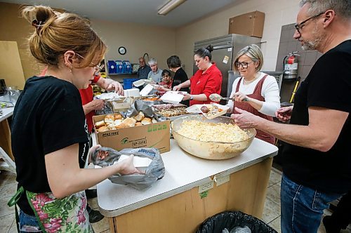 JOHN WOODS / WINNIPEG FREE PRESS
Volunteers at Mission Baptist Church prepare meals for their Christmas meal in Winnipeg Monday, December  25, 2023. 

Reporter: Malak