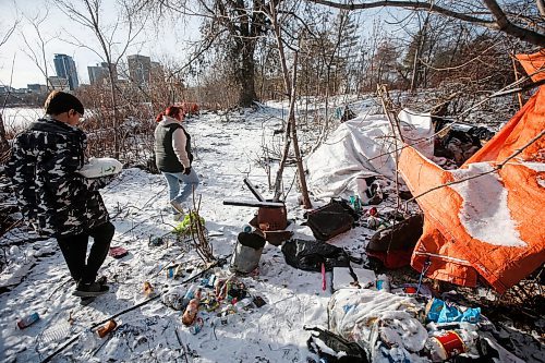 JOHN WOODS / WINNIPEG FREE PRESS
Mission Baptist Church volunteers Logan and Judy Anderson deliver Christmas meals to tent communities in Winnipeg Monday, December  25, 2023. 

Reporter: Malak