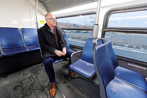 MIKE DEAL / WINNIPEG FREE PRESS
Mayor Scott Gillingham get on a #11 transit bus for the morning commute to City Hall Friday.
See Joyanne Pursaga story
231201 - Friday, December 01, 2023.