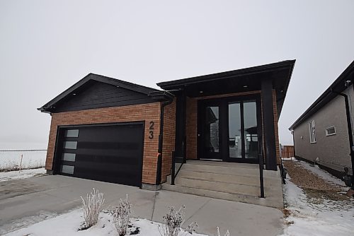 Todd Lewys / Winnipeg Free Press
This detached bungalow condo is in like-new condition, filled with upgrades and situated in a countrified setting just minutes from the city.