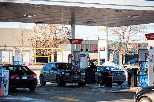 MIKAELA MACKENZIE / WINNIPEG FREE PRESS
	
Folks pump gas at the Polo Park Mobil gas station on Friday, Dec. 29, 2023. The gas tax will be paused on Jan. 1st, which should further reduce gas prices. For Danielle story.
Winnipeg Free Press 2023