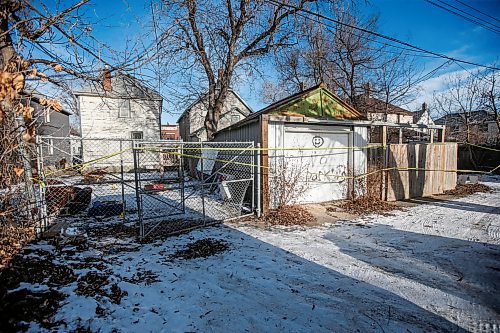 JOHN WOODS / WINNIPEG FREE PRESS
Police investigate at a murder scene at 262 Selkirk Monday, January 1, 2024. 

Reporter: nicole