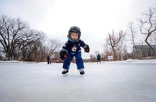RUTH BONNEVILLE / WINNIPEG FREE PRESS
Standup - Skating
Taylor McPhail (31/2), learns to skate with the help of his dad, David McPhail, and the support of a chair, at the Assiniboine Park, Duck Pond on Tuesday.
After toughing it tout hrough a few falls, Taylor started to get the hang of it even though it was only his 2nd time out skating.
Jan 02, 2024