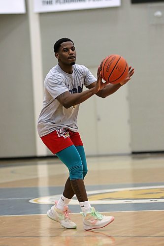 Khari Ojeda-Harvey passes the ball during Brandon University men's basketball practice on Wednesday. (Thomas Friesen/The Brandon Sun)