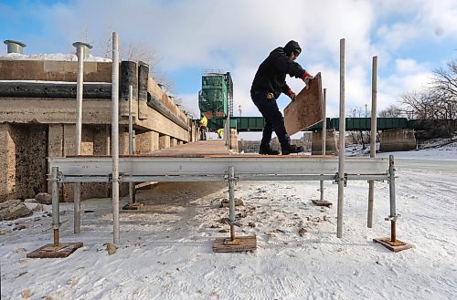 RUTH BONNEVILLE / WINNIPEG FREE PRESS

Local - River trail ramp 

A ramp is erected by crews working for the Forks from the banks of the Assiniboine River to the ice level at the Forks in preparation for the upcoming opening of the Nestaweya River Trail, Thursday. 


Jan 4th, 2024