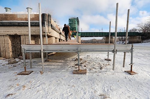 RUTH BONNEVILLE / WINNIPEG FREE PRESS

Local - River trail ramp 

A ramp is erected by crews working for the Forks from the banks of the Assiniboine River to the ice level at the Forks in preparation for the upcoming opening of the Nestaweya River Trail, Thursday. 


Jan 4th, 2024