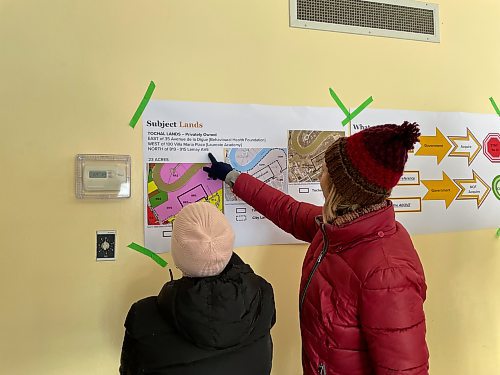 MAGGIE MACINTOSH / WINNIPEG FREE PRESS
St. Norbert residents examine posters during an open house about the future of the Lemay Forest on Saturday.