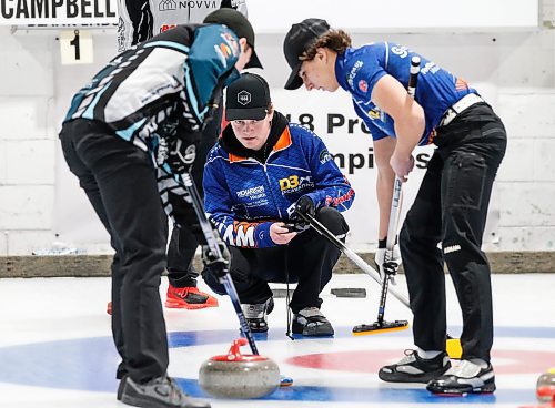 JOHN WOODS / WINNIPEG FREE PRESS
Rylan Campbell curls against Nash Sugden in the 2024 U18 Boys Provincial Championship game in Selkirk Sunday, January 7, 2024. 

Reporter: taylor