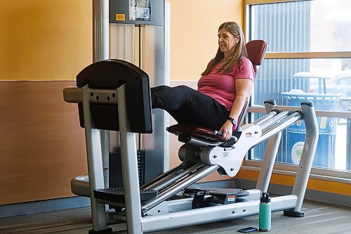 MIKE DEAL / WINNIPEG FREE PRESS
Gina Carter does some leg weightlifting at the YMCA-YCWA West Portage, 3550 Portage Avenue.
See AV Kitching story
240108 - Monday, January 08, 2024.