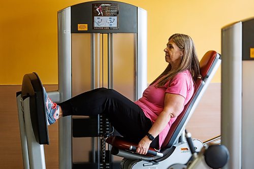 MIKE DEAL / WINNIPEG FREE PRESS
Gina Carter does some leg weightlifting at the YMCA-YCWA West Portage, 3550 Portage Avenue.
See AV Kitching story
240108 - Monday, January 08, 2024.