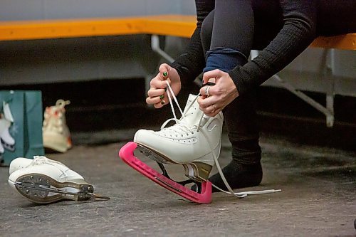 BROOK JONES / WINNIPEG FREE PRESS
Skate Winnipeg offers adult figure skating classes which are for adults 28 years and older three times a week.. Pictured: Elizabeth Kenyon, 28, tying one of her figure skates at the Eric Coy Arena in Winnipeg, Man., Thursday, Dec. 14, 2023.