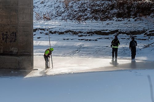 MIKE DEAL / WINNIPEG FREE PRESS
A crew from Dominion Divers check the condition of the Assiniboine River underneath the Maryland Street Bridge Tuesday afternoon as temperatures were hovering around -15C.
240109 - Tuesday, January 09, 2024.