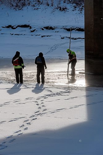 MIKE DEAL / WINNIPEG FREE PRESS
A crew from Dominion Divers check the condition of the Assiniboine River underneath the Maryland Street Bridge Tuesday afternoon as temperatures were hovering around -15C.
240109 - Tuesday, January 09, 2024.