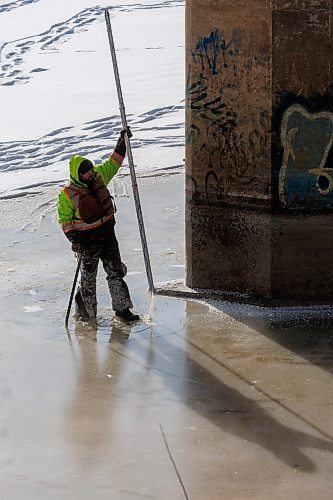 MIKE DEAL / WINNIPEG FREE PRESS
A crew from Dominion Divers check the condition of the Assiniboine River underneath the Maryland Street Bridge Tuesday afternoon as temperatures were hovering around -15C.
240109 - Tuesday, January 09, 2024.