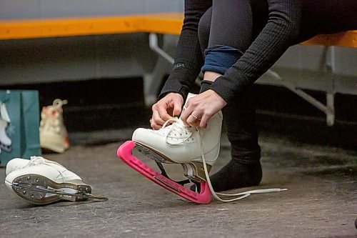 BROOK JONES / WINNIPEG FREE PRESS
Skate Winnipeg offers adult figure skating classes which are for adults 28 years and older three times a week.. Pictured: Elizabeth Kenyon, 28, tying one of her figure skates at the Eric Coy Arena in Winnipeg, Man., Thursday, Dec. 14, 2023.