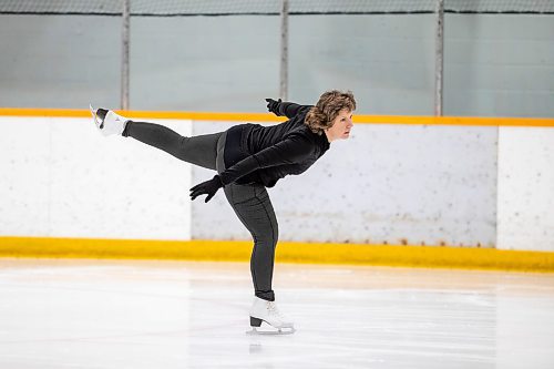 BROOK JONES / WINNIPEG FREE PRESS
Skate Winnipeg offers adult figure skating classes, which are for adults 28 years and older, three times a week. Pictured: Leanne Gowler, who is in her 50s, practices figure skating moves at the Eric Coy Arena in Winnipeg, Man., Thursday, Dec. 14, 2023.