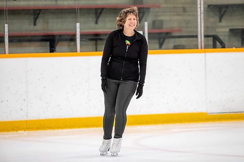 BROOK JONES / WINNIPEG FREE PRESS
Skate Winnipeg offers adult figure skating classes, which are for adults 28 years and older, three times a week. Pictured: Leanne Gowler, who is in her 50s, is all smiles as she practices figure skating moves at the Eric Coy Arena in Winnipeg, Man., Thursday, Dec. 14, 2023.