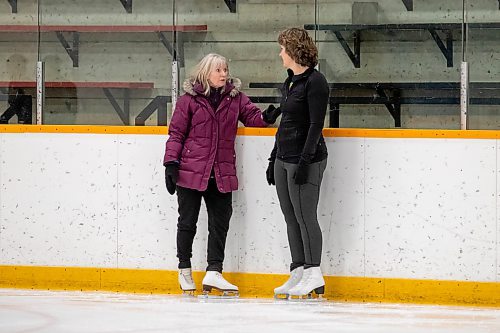 BROOK JONES / WINNIPEG FREE PRESS
Skate Winnipeg offers adult figure skating classes, which are for adults 28 years and older, three times a week. Pictured: Connie Winning (left), who is responsbile for coaching adults in the group, gives pointers to Leanne Gowler,  who is in her 50s, during a figure skating practice at the Eric Coy Arena in Winnipeg, Man., Thursday, Dec. 14, 2023.