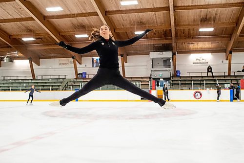BROOK JONES / WINNIPEG FREE PRESS
Skate Winnipeg offers adult figure skating classes, which are for adults 28 years and older, three times a week. Pictured: Elizabeth Kenyon, 28, practices a figure skating move at the Eric Coy Arena in Winnipeg, Man., Thursday, Dec. 14, 2023.