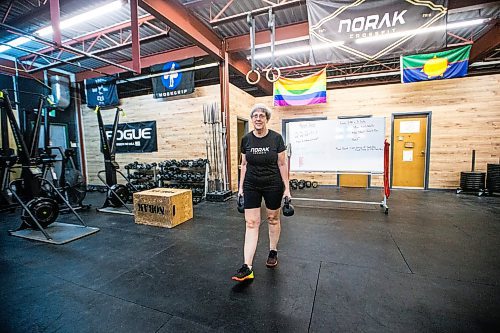 MIKAELA MACKENZIE / WINNIPEG FREE PRESS
	
Yvonne Morier does a farmer&#x573; walk with kettlebells at Norak Crossfit on Wednesday, Jan. 10, 2024. Morier has been lifting weights since she retired, and has noticed a real difference in her strength, stamina, and endurance. For AV Kitching story.
Winnipeg Free Press 2023