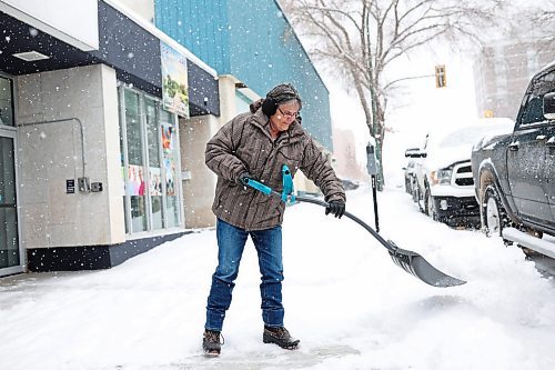 10012024
Terri McLaughlin with the John Howard Society shovels snow in front of the office on 8th Street amid flurries on a snowy Wednesday.
(Tim Smith/The Brandon Sun)