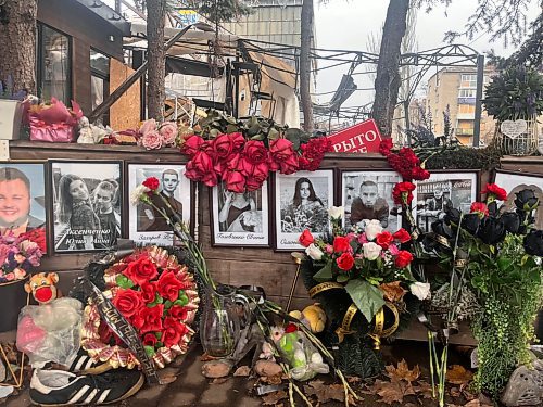 MELISSA MARTIN / WINNIPEG FREE PRESS
Outside the wreckage of the Ria Pizza lounge in central Kramatorsk, a memorial has been created for the 13 people killed in a Russian missile attack on the restaurant in late June.